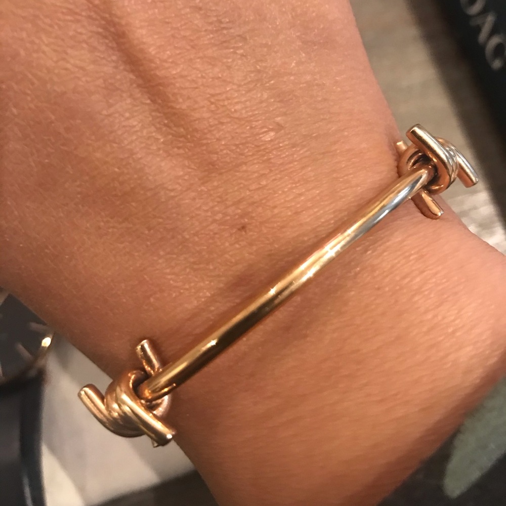 Elegant Gold Knot Bracelet